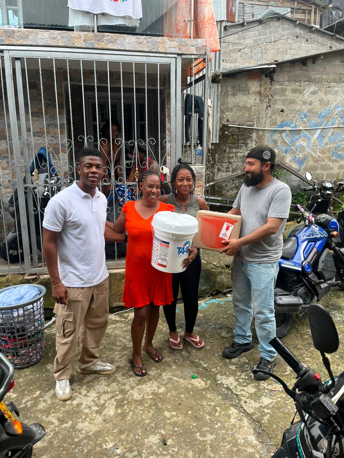 Entrega de un filtro Agualogic a una familia en la puerta de su casa
