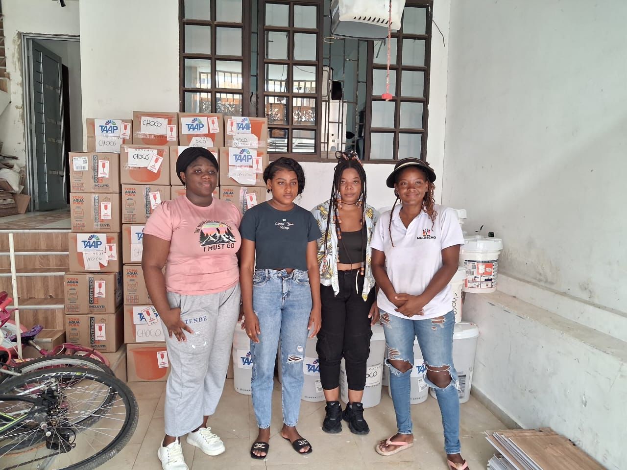 Equipo de voluntarias junto a las cajas de filtros marcadas Chocó, listas para repartir