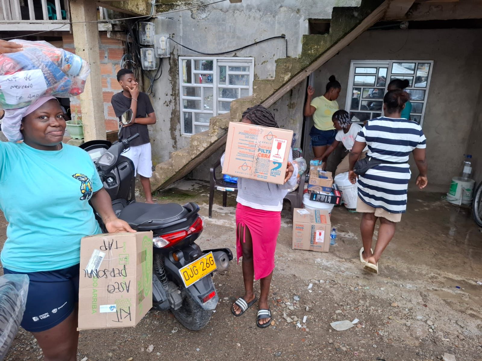 Vecinas del Chocó cargando las cajas de filtros y los kits recién llegados